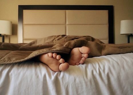 تفسير حلم رؤية شخص نائم في سريري في المنام