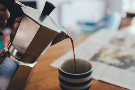 تفسير صب القهوة في حلم المنام