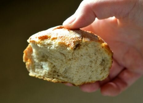 تفسير حلم توزيع الخبز أو إعطاءه الخبز في المنام